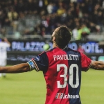 Leonardo Pavoletti saat membela Cagliari di suatu laga. 