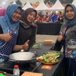 
Tampak, Ning Ita terkesan dengan olahan nasi bakar peserta dari Kominfo Kota Mojokerto. 