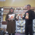 Khamin Tohari bersama istrinya, Lilik, menunjukkan produksi keripik hasil produksinya. 