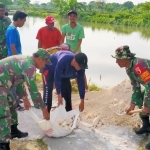 Perbaikan jalan di Desa Sidobinangun, Kecamatan Deket, Kabupaten Lamongan dilakukan gotong royong antara personel Kodim 0812 dengan warga.