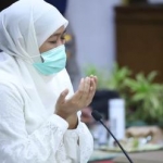 Gubernur Jawa Timur Khofifah Indar Parawansa tampak khidmat dan khusuk saat mengikuti istighatsah kubro online di Gedung Grahadi Surabaya, Rabu (8/4/2020) malam. foto: Istimewa/ BANGSAONLINE.com