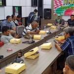 Anggota FKB DPRD Gresik, M. Syahrul Munir (tengah) dalam sebuah kesempatan saat memberikan keterangan pers, beberapa waktu lalu. foto: SYUHUD/ BANGSAONLINE