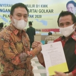 Ifan-Salam berjabat tangan usai menerima rekom dari Partai Golkar.