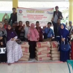 PEDULI: IKA-UINSA Sidoarjo dan APIINDO saat menyerahkan bantuan material bangunan untuk korban puting beliung di Desa Keboharan Kecamatan Krian, Senin (20/2) sore. foto istimewa