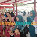 Bupati Kediri, Hanindhito Himawan Pramana, saat menyapa seorang anak usai penyerahan hadiah dan piala lomba Desa. Foto: MUJI HARJITA/BANGSAONLINE