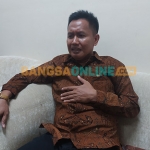 Anggota DPRD Sampang, Iwan Effendi, saat memberi keterangan terkait pemukulan anggota LSM Formabes kepada awak media. Foto: MUTAMMIM/BANGSAONLINE