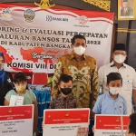 Anggota Komisi VIII DPR RI Mohammad Ali Ridha (baju batik) saat meninjau penyaluran bansos di Bangkalan.