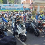 Bupati Irsyad (berkacamata hitam dan pakai motor matic warna putih), tampak bersiap ikut konvoi. 