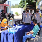 Dirregident Korlantas Polri Brigjen Pol. Yusuf menyambangi pos penyekatan di perbatasan Jawa Timur-Jawa Tengah, tepatnya di Desa Sukolilo, Kecamatan Bancar, Kabupaten Tuban, Senin (10/5/2021). (foto: ist)