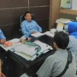 Belasan wali murid SDN Sukoanyar I saat menemui Shodikin, Sekertaris Dinas Pendidikan Lamongan.