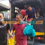 Kakak ipar korban, Soetikno (baju merah), saat tiba di Lapas Kelas IIB Jombang. Foto: AAN AMRULLOH/BANGSAONLINE