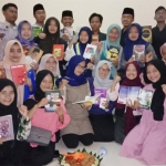 Para kader PMII Komisariat UTM Bangkalan foto bersama usai kegiatan tadarus Alqur’an dan tadarus buku.