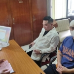 Ferry Irawan (pakai baju tahanan) didampingi Jeffry Nicolas Simatupang, penasihat hukumnya, saat pemeriksaan berkas di Kantor Kejaksaan Negeri Kota Kediri. Foto: Ist.