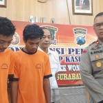 Kedua pelaku pembobolan toko susu di Wonocolo, saat diamankan polisi.