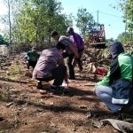 Tim BHR Kabupaten Tuban sedang melakukan pengukuran arah kiblat, Jum