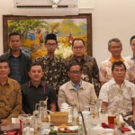 Menteri Koordinator Bidang Politik, Hukum, dan Keamanan (Menko Polhukam) Mahfud MD menerima kunjungan Alumni Kelompok Cipayung Jatim, di Rumah Makan Layar, Jalan Manyar Kertoarjo 23-25 Surabaya, Minggu (30/10). (Foto: Istimewa)
