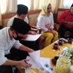 Moh. Nur Arifin-Syah Natanegara (baju putih pakai peci) di kantor Sekretariat DPD Partai Golkar Trenggalek. foto: HERMAN/ BANGSAONLINE