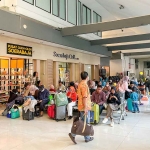 Suasana Stasiun Gubeng Baru saat libur sekolah.