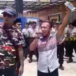 Puluhan massa LSM Komad dan Laskar Merah Putih saat melakukan aksi di depan Cafe Arya Wiraraja.