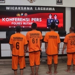 Keempat pelaku pencurian kayu jati saat dihadirkan di Mapolres Blitar.