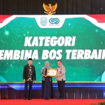 Gubernur Khofifah saat menerima penghargaan ketika menghadiri Refleksi Pendidikan Jatim 2022 di Dyandra Convention Center, Surabaya.