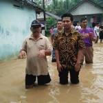 Bupati Trenggalek Emil Dardak saat terjun langsung ke lokasi genangan air kelurahan Sumbergedong. foto: HERMAN/ BANGSAONLINE