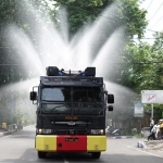 Mobil Water Cannon saat menyemprotkan disinfektan.