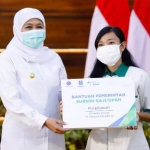 Gubernur Jawa Timur Khofifah Indar Parawansa saat menyerahkan secara simbolis bantuan subsidi upah kepada perwakilan pekerja di Gedung Negara Grahadi Surabaya, Selasa (8/9). foto: ist/ bangsaonline.com