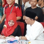 Ning Lia saat mendaftar sebagai Bakal Calon Wakil Wali Kota Surabaya dari PDI Perjuangan. foto: istimewa