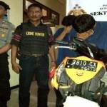 Pelaku beserta motor yang dikendarainya yang sudah ringsek. (Rusmiyanto/BangsaOnline)