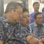 CARI DUKUNGAN: SBY bersama istri Ani Yudhoyono saat menyambangi kader partai Demokrat Tuban. foto: suwandi/ BANGSAONLINE