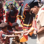 Wali Kota Kediri, Abdullah Abu Bakar, saat menerima bendera morse dari dua Pramuka. Foto: Ist