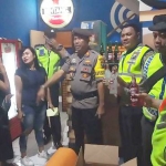 Anggota gabungan Polresta Sidoarjo menggerebek sejumlah tempat hiburan malam, Sabtu (28/9) malam.