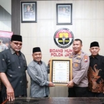 Kabid Humas Polda Jatim, Kombes Pol Dirmanto, saat menerima penghargaan dari Pesantren Alquran Nurul Falah dan Pesantren Hidayatul Mubtadi