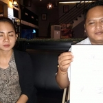 Sandro, S.H., M.H. didampingi anggota Tim Kuasa Hukum lain, Yunita Rafika Sari, S.H saat memberi keterangan kepada wartawan. foto: MUJI/ BANGSAONLINE