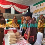 Pj Wali Kota Mojokerto, M. Ali Kuncoro, saat meninjau gerakan pangan murah. Foto: YUDI EKO PURNOMO/BANGSAONLINE