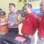 Kapolres AKBP Feby DP Hutagalung menunjukkan tersangka beserta KTP palsu.