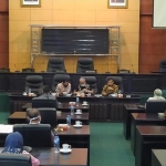 Para pedagang saat berada di Gedung DPRD Jombang. (foto: ist).