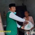 PR NU Aeng Panas, GP Ansor, dan IPNU-IPPNU bagikan paket sembako untuk kaum duafa dan anak yatim.