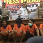 Kapolsek Simokerto, Kompol Irfan saat mengintrograsi salah satu pelaku pembobolan gudang di Sidotopo Kidul Surabaya, Senin (30/10/2023)