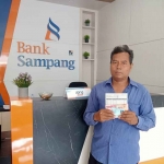 KPM BLT DD saat mencairkan di Bank Sampang.