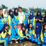 Wali Kota kediri Abdullah Abu Bakar saat bersama para pelajar bersih-bersih bantaran Sungai Brantas. foto: arif kurniawan/ BANGSAONLINE