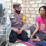 Sungkono terharu saat menerima bantuan kursi roda dari Bhabinkamtibmas Polsek Rengel Bripka Puguh Prasetyo.