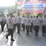 Kapolres Pamekasan AKBP Apip Ginanjar memimpin apel gelar pasukan Operasi Keselamatan Semeru 2021 di halaman Mapolres Pamekasan, Senin (12/4/2021). (foto: ist)