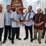 SIMBOLIS: Penyerahan cenderamata saat studi banding PWI Sidoarjo ke PWI Provinsi NTB, di Kota Mataram, NTB, Selasa (29/11/2022). Foto: Ist.