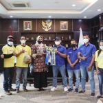 Wali Kota Dewanti foto bersama komunitas Cakradhara saat penyerahan kelinci jenis Jersey Wooly. 