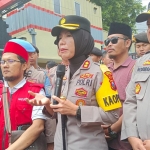 Kapolres Pelabuhan Tanjung Perak AKBP Herlina (tengah) saat menemui demonstran.