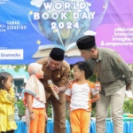 Kepala Dinas Pendidikan Kota Kediri, Anang Kurniawan (pegang mik), dan Kepala Disarpus Kota Kediri, Eko Lukmono, bersama murid TK. Foto: Ist 