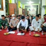 Para kiai, tokoh masyarakat, Camat, Kapolsek dan Dandim Leuwimunding, Majalengka, Jawa Barat, saat mendengarkan pemaparan Prof Dr KH Asep Saifuddin Chalim, MA, di Gedung Madrasah Unggulan Amanatul Ummah 02 Leuwimunding, Majalengka, Jawa Barat, Jumat (29/7/2022). Foto: mma/bangsaonline.com