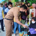 Bupati Lindri sedang membeli dagangan salah satu pedagang di Pasar Baru Tuban.